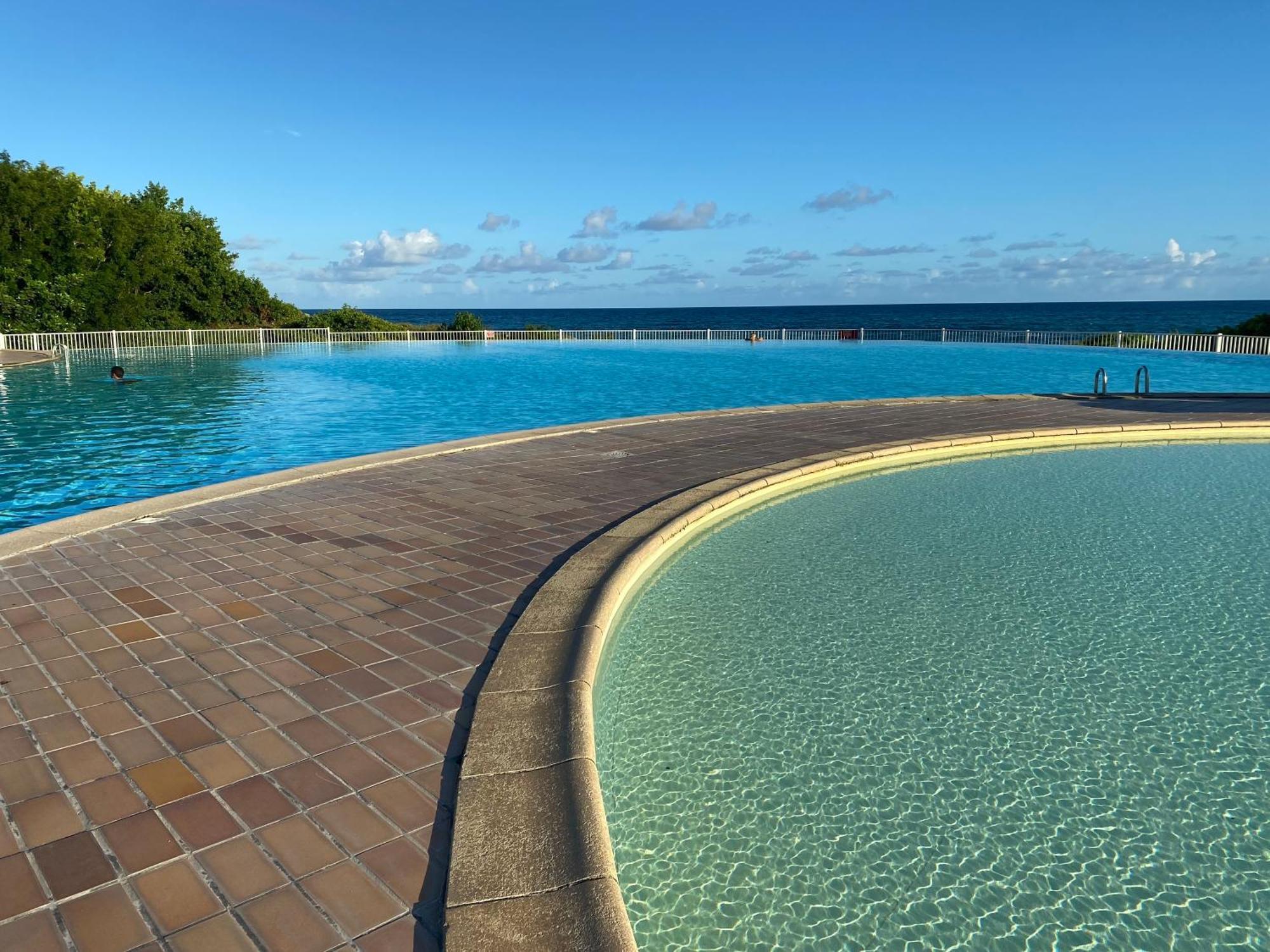 Ti Kaz Emeraude - Mer, soleil et sable fin, piscine et tennis Saint-Francois  Extérieur photo